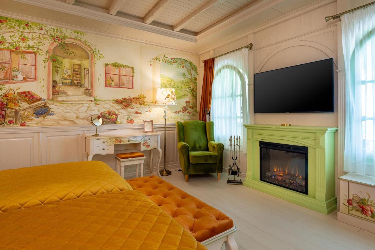 Casa Timis - Wellness & Spa Resort Chiţorani エクステリア 写真 A bedroom with a fireplace