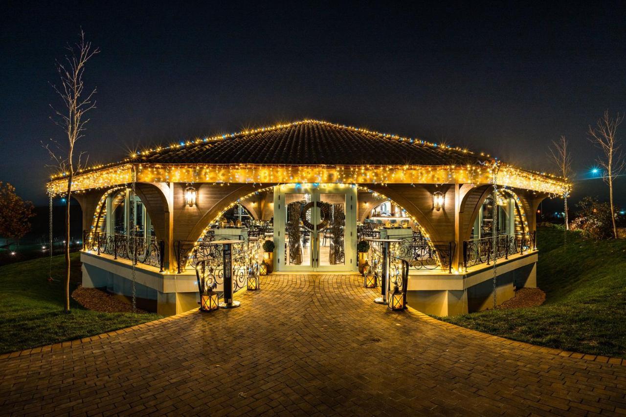 Casa Timis - Wellness & Spa Resort Chiţorani エクステリア 写真 The bandstand at night